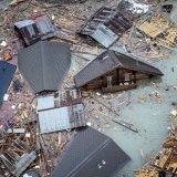 Le lac qui s'est formé en amont du cône d'éboulis devra être débarrassé des toitures et des bois flottants (archives).